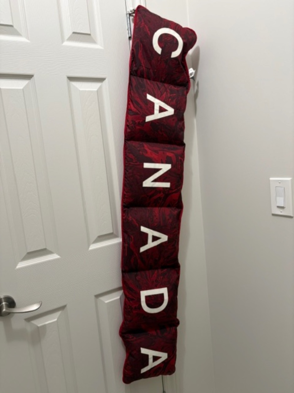 LULULEMON Team Canada goose down scarf red & black lightweight